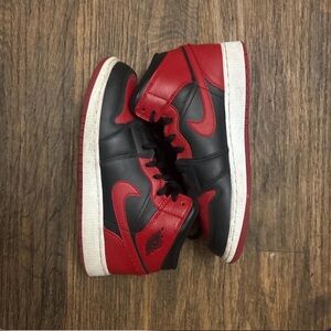 Jordan 1 bred mid kids size 6.5y